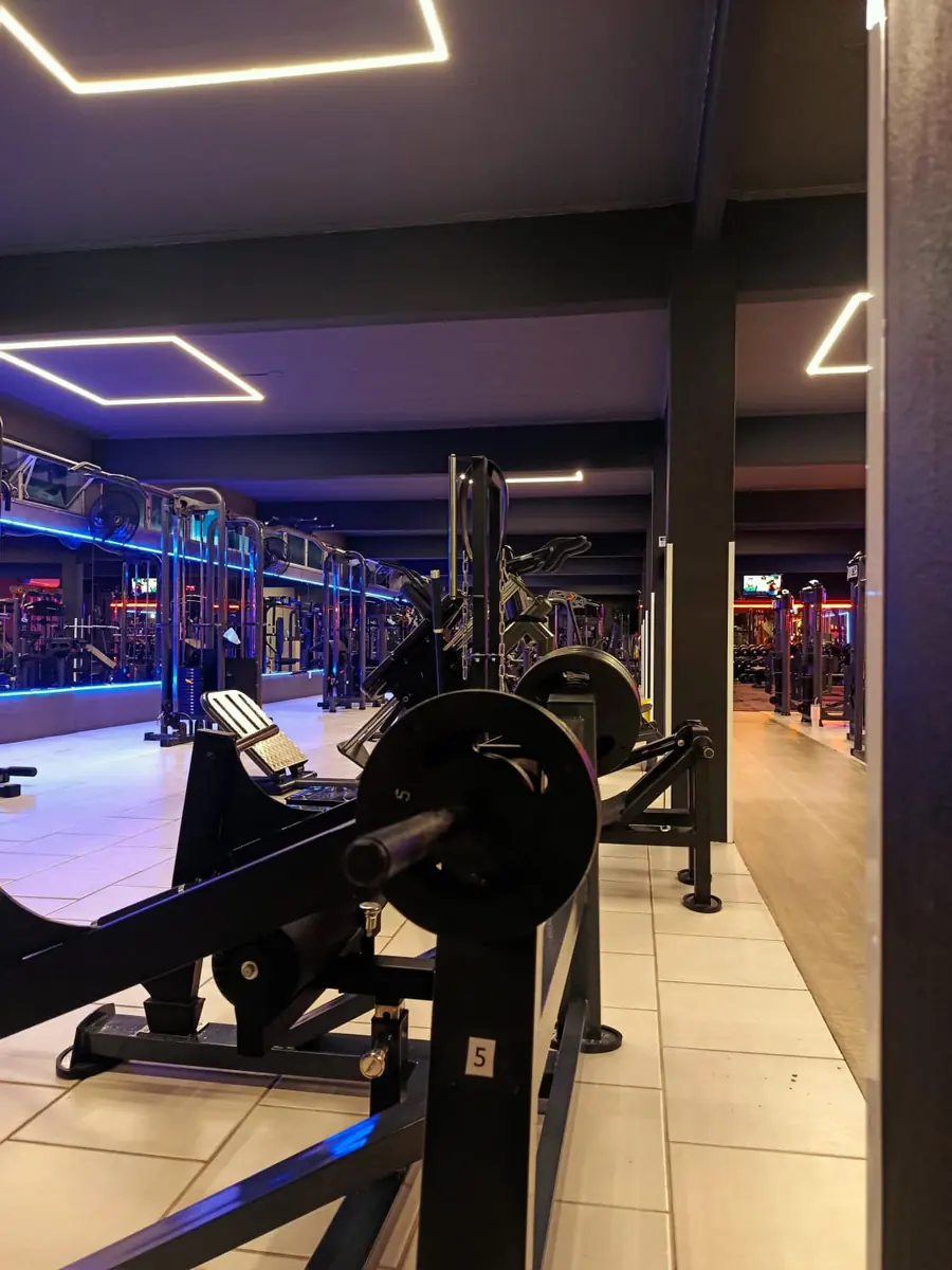Musculação com iluminação em neon
