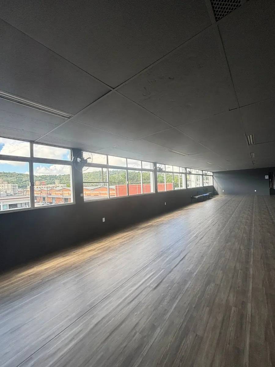 Sala de lutas ampla e iluminada