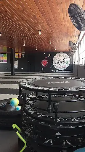 Sala de jump com camas elásticas