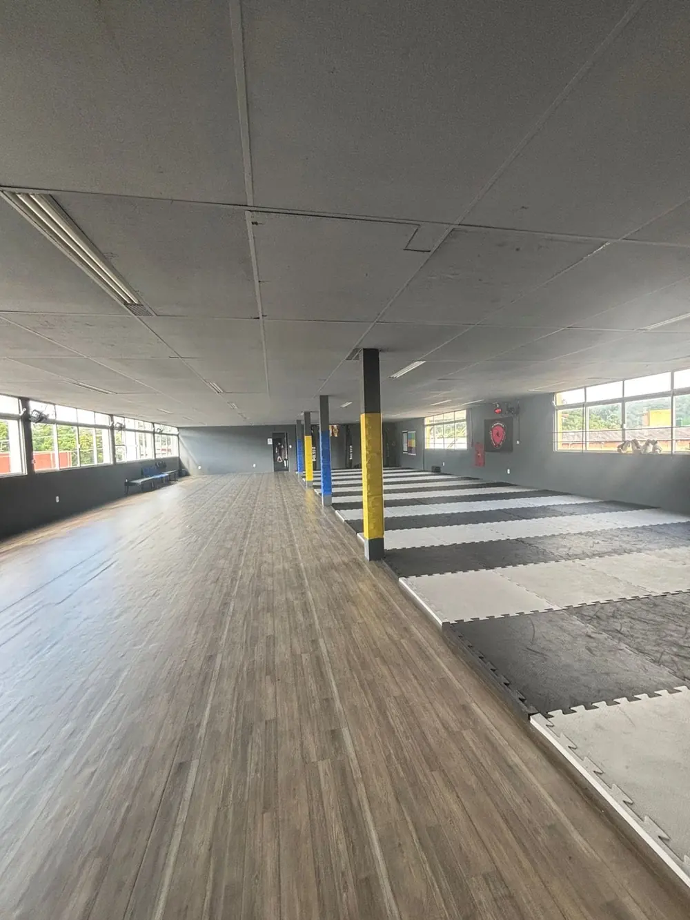 Sala ampla com tatame para Karatê